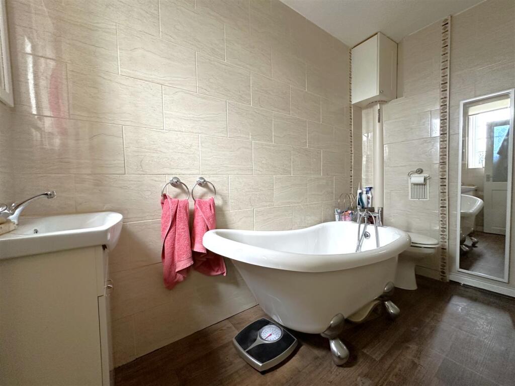 Ground Floor Bathroom 074