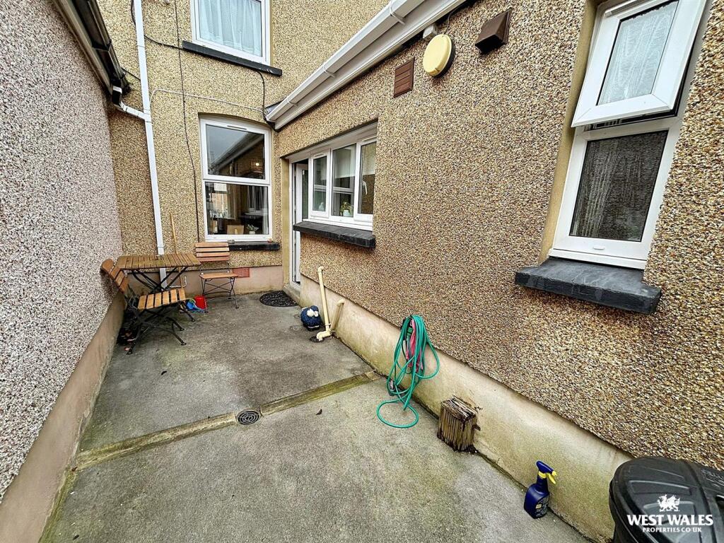 WhatsApp Image 2025-10-06 at 12.22.33 (1).jpg