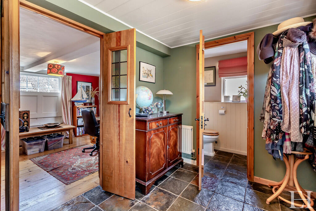 8658493-interiorW...