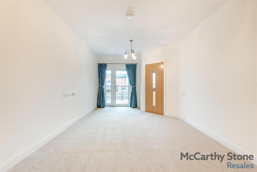 8668183-interior02.jpg