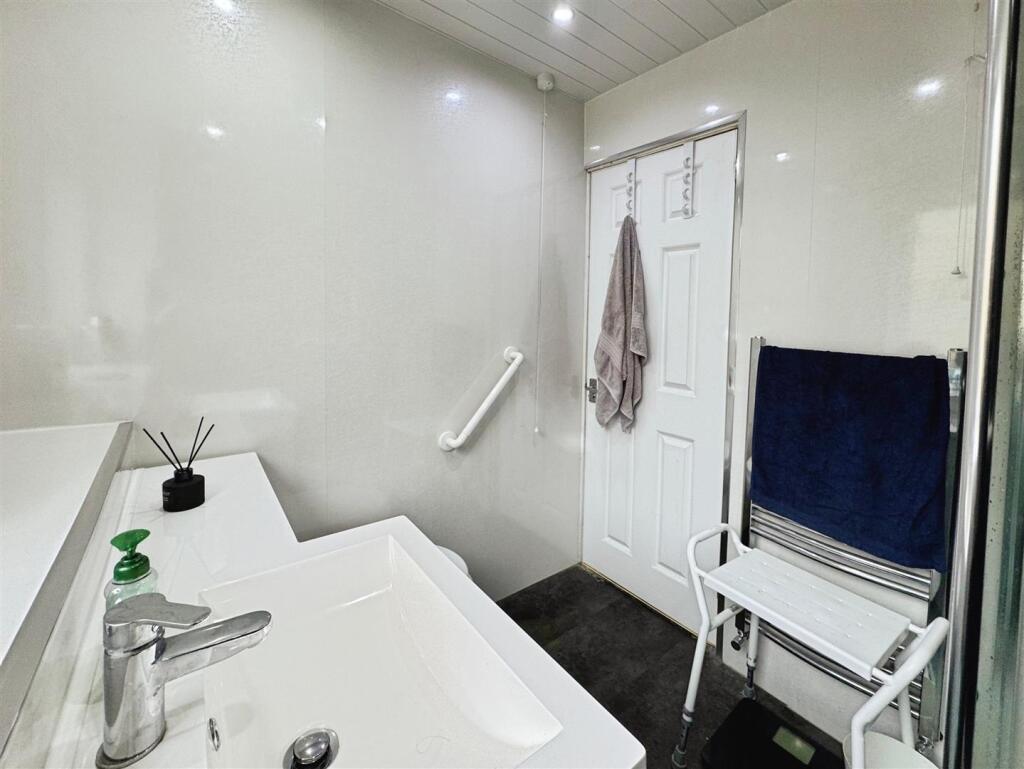 Bathroom 2.jpg