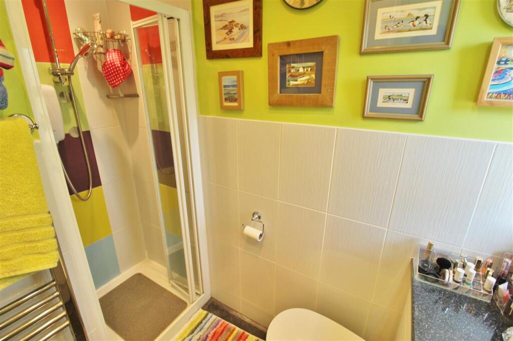 EN-SUITE SHOWER ROOM