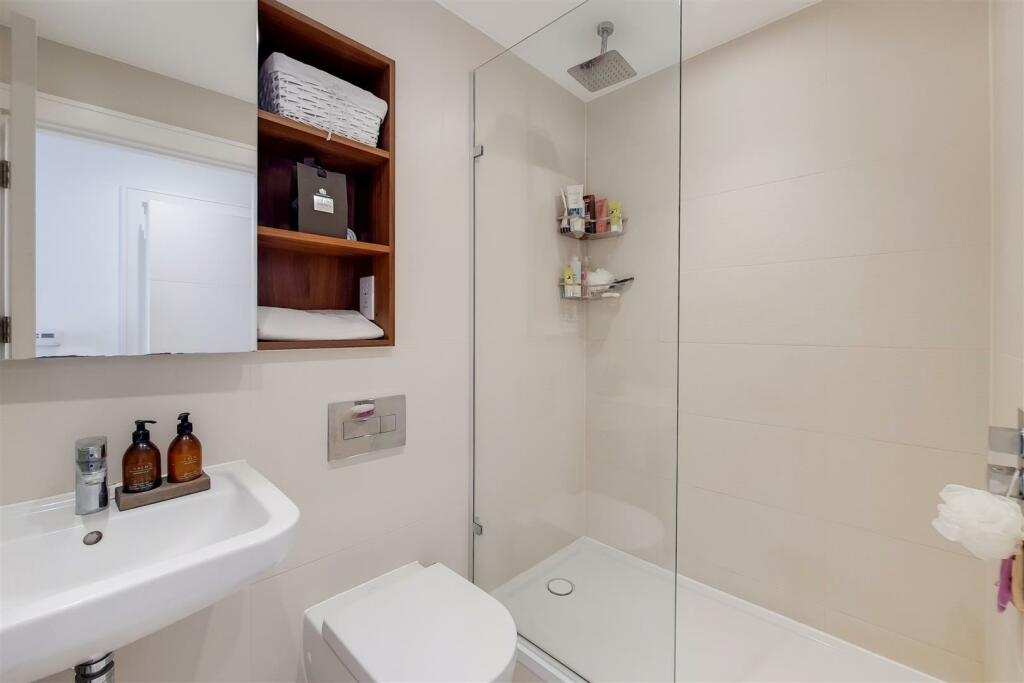 5_Main Ensuite-0.jpg