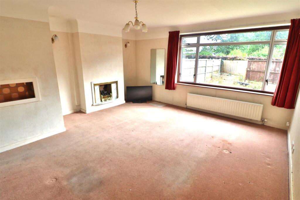 OPEN PLAN LOUNGE AND DINING ROOM