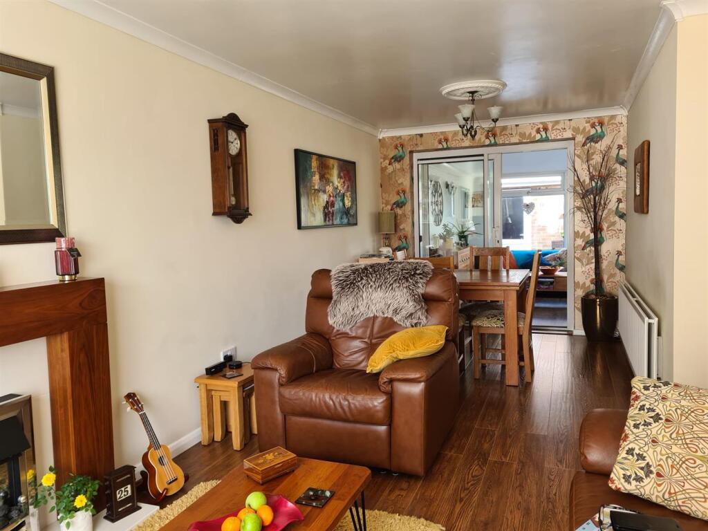 Open plan lounge/dining room