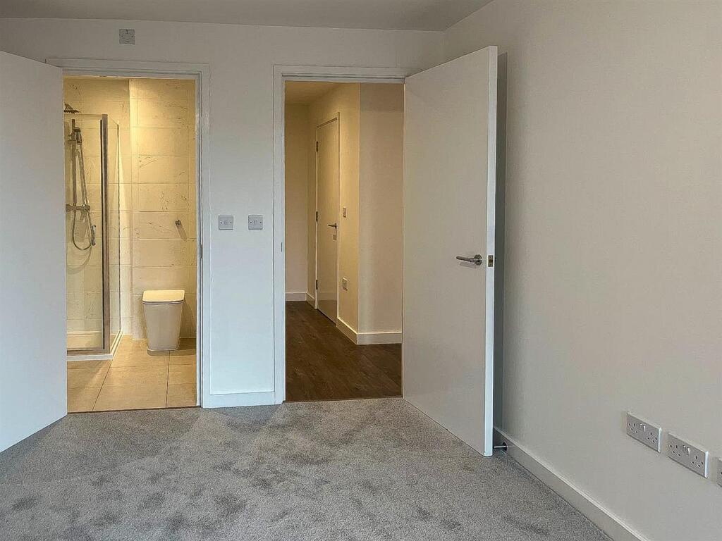 7 Crescent bedroom 1.jpg