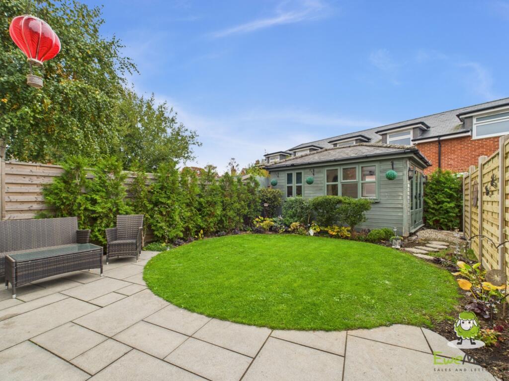 EweMove Estate Agents Basingstoke - Dursley Cottag