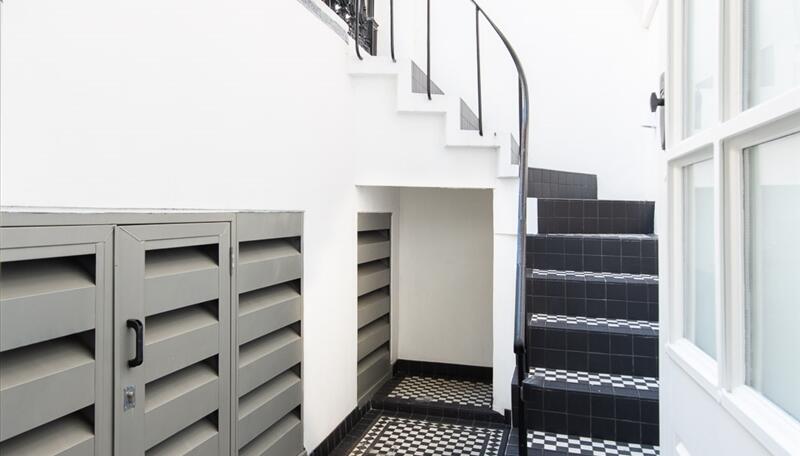 Alt Entrance/Cour...