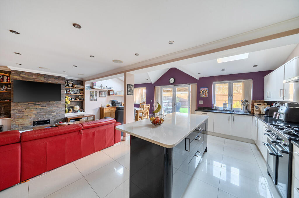 1396044-5-695e4d5...