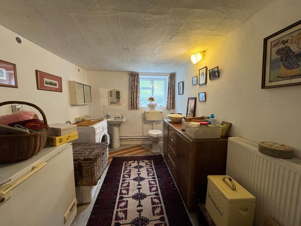 Downstairs Loo / Utility Room