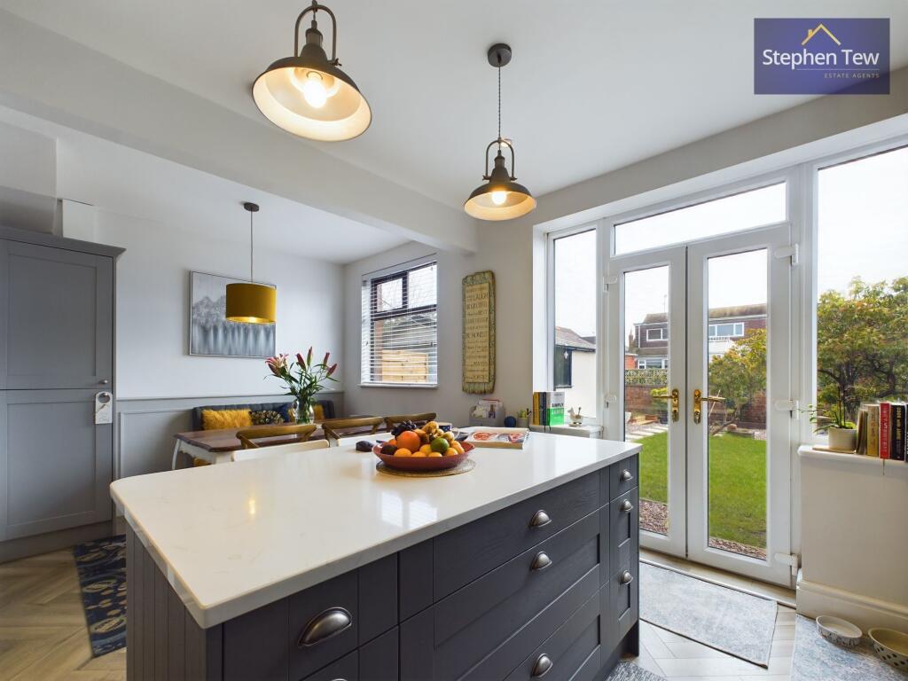 Kitchen/ Dining Room