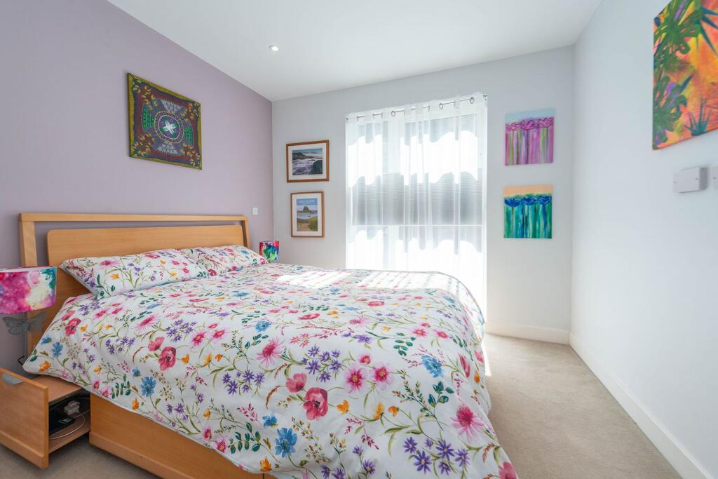 TWO DOUBLE BEDROOMS AND BATHROOMS