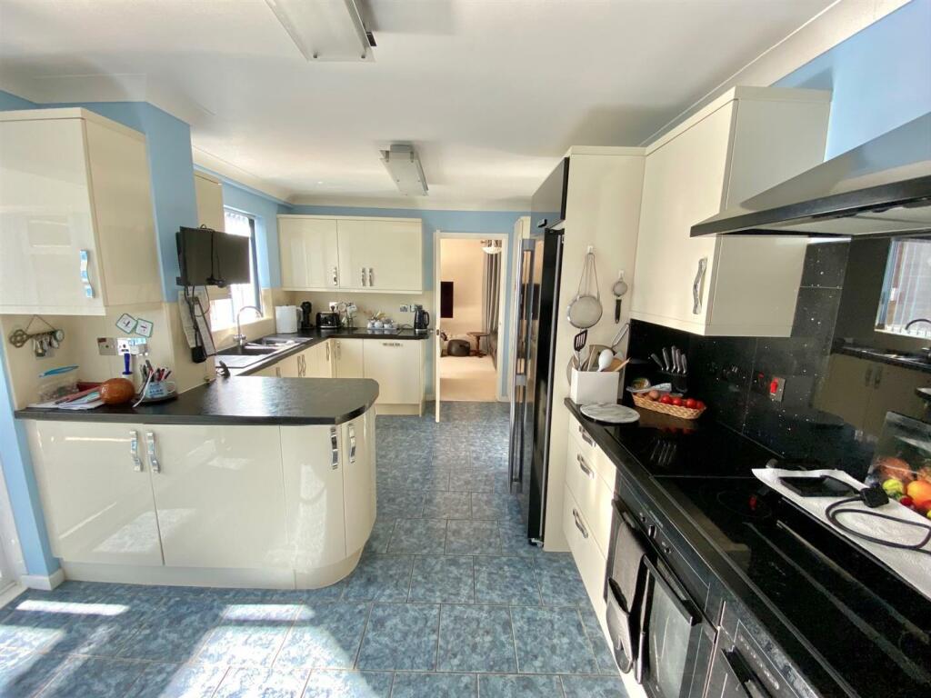KITCHEN BREAKFAST ROOM.jpg