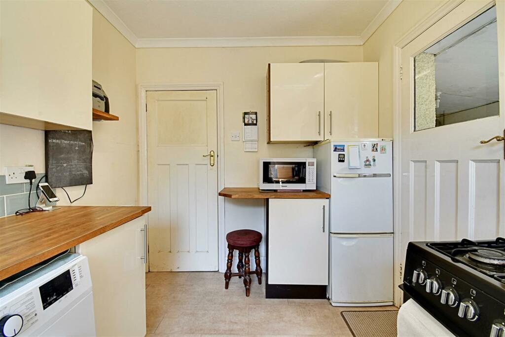 Kitchen 2.jpg