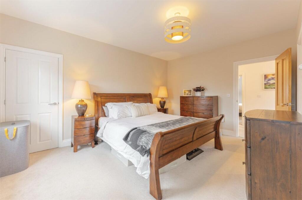 Master Bedroom Oppos