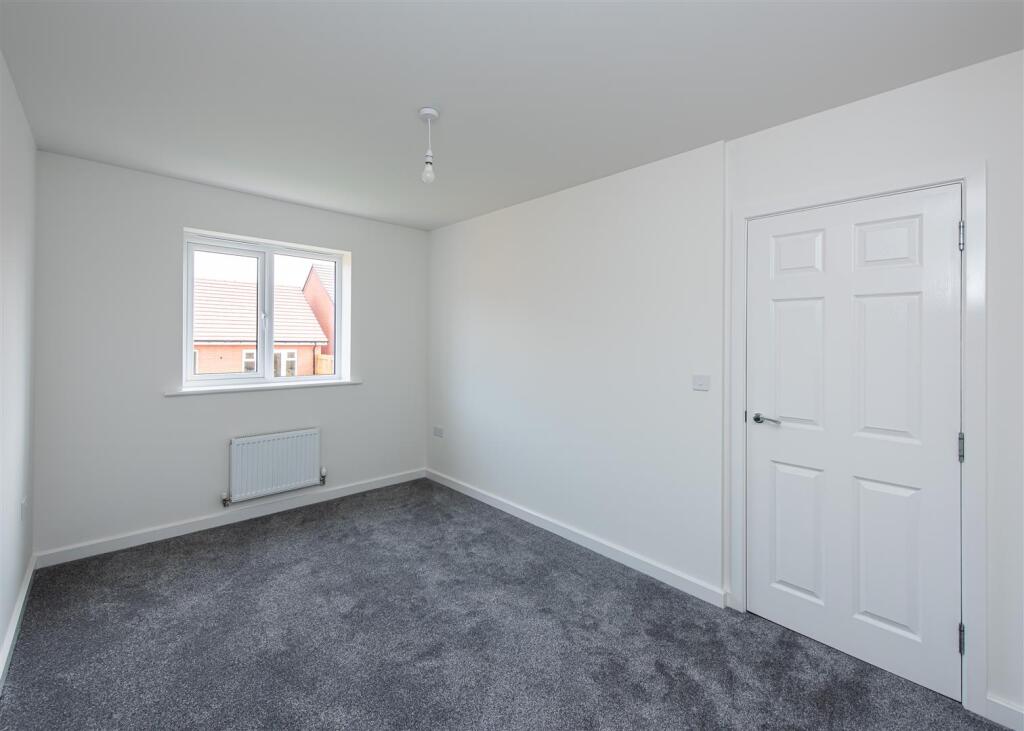 40 Foxglove Way-bed2.jpg