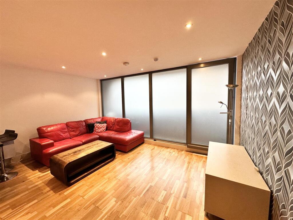 Open Plan Lounge/ Kitchen