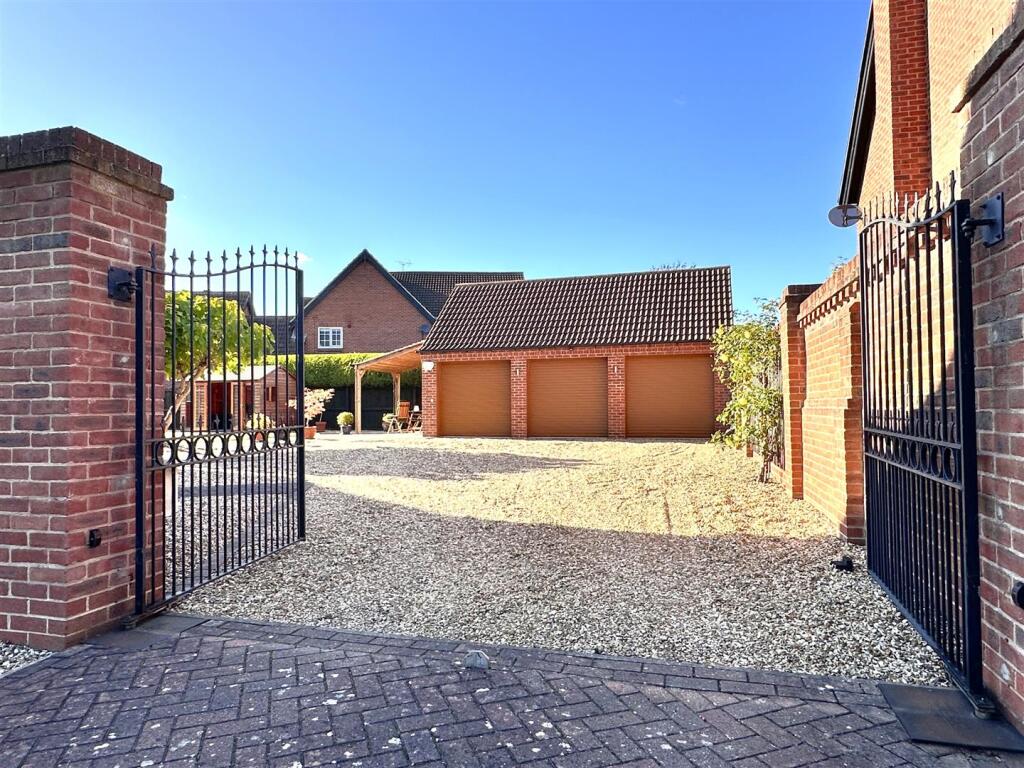 Electric Gated Entrance 283