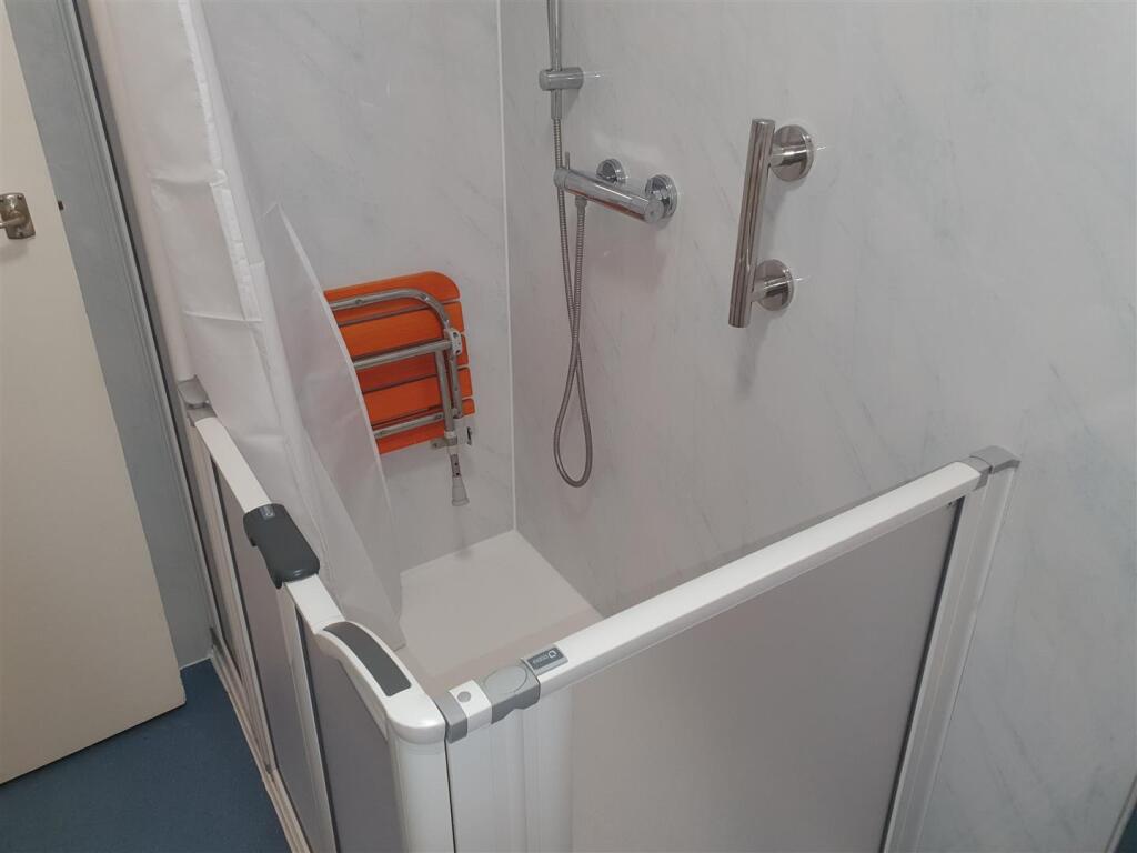 SHOWER ROOM/W.C