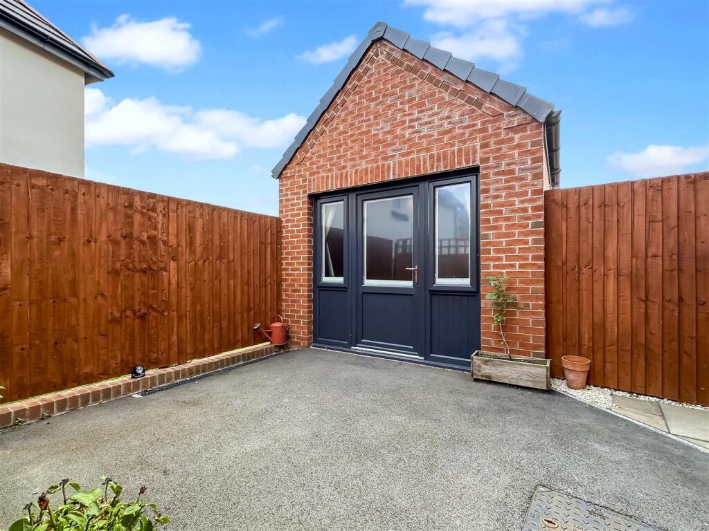 Detached Home Office 736