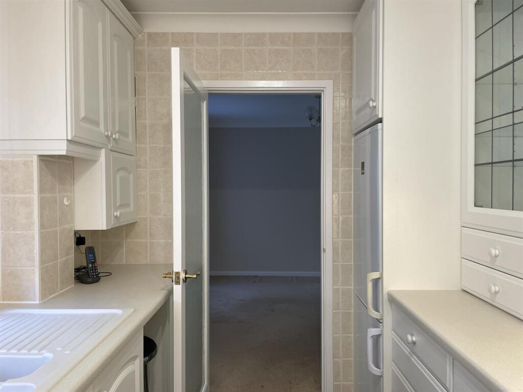 Kitchen 2.jpeg