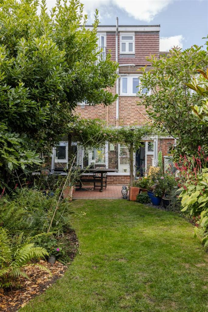 Richmond Crescent, E4