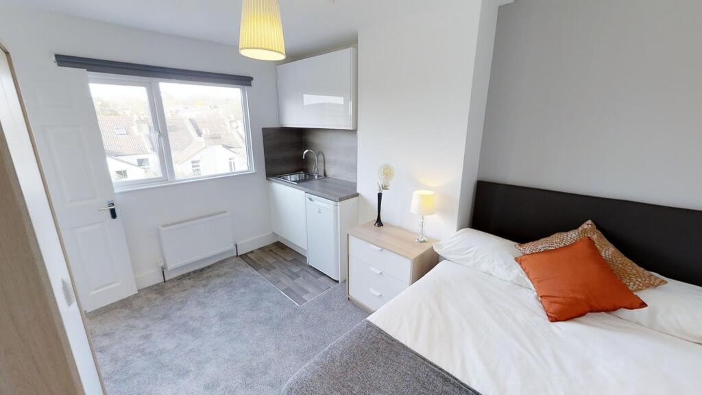 Bright and tidy single bedroom featuring a comf...