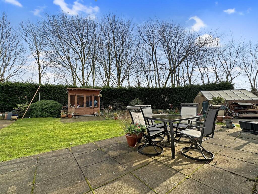 Well-Appointed Private Garden 858