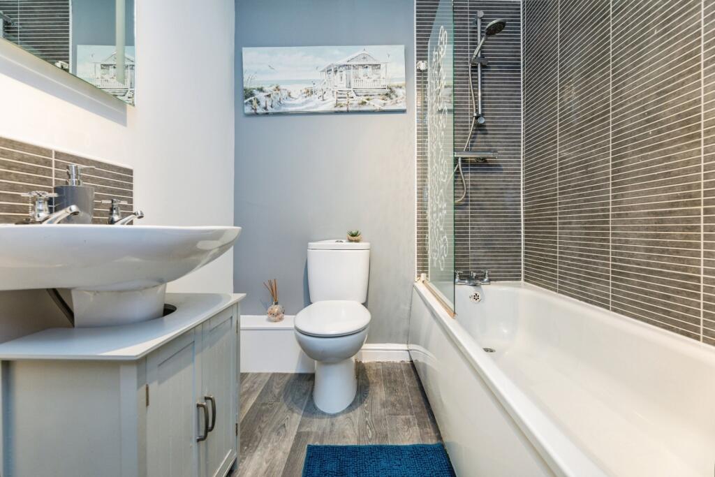 pbox-bathroom-332084.jpg