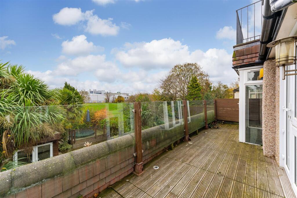 41 Oaklands Avenue, Isleworth TW7-47.jpg