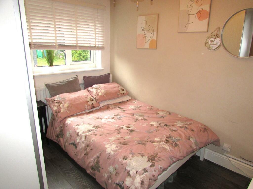 SunburyDv7bed2.JPG