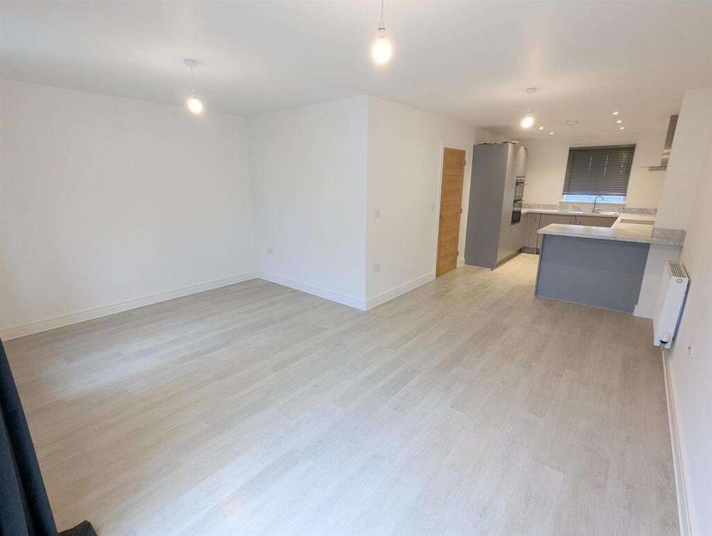 OPEN PLAN LIVING/DINING/KITCHEN AREA