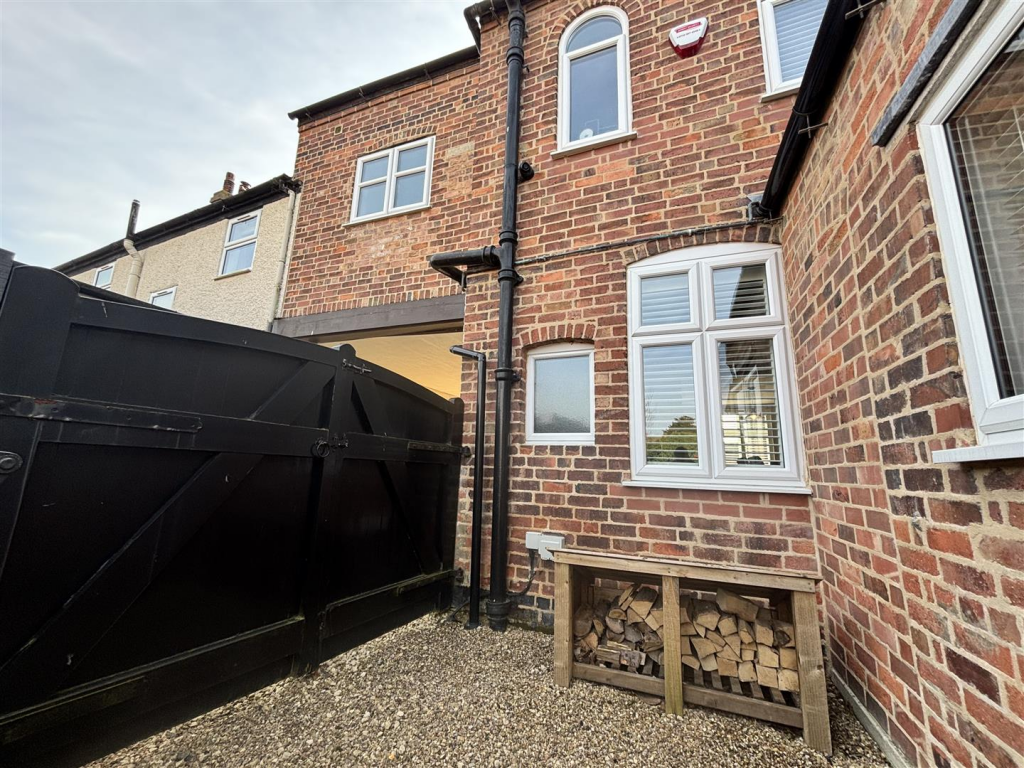 6 Avenue Road, Ashby