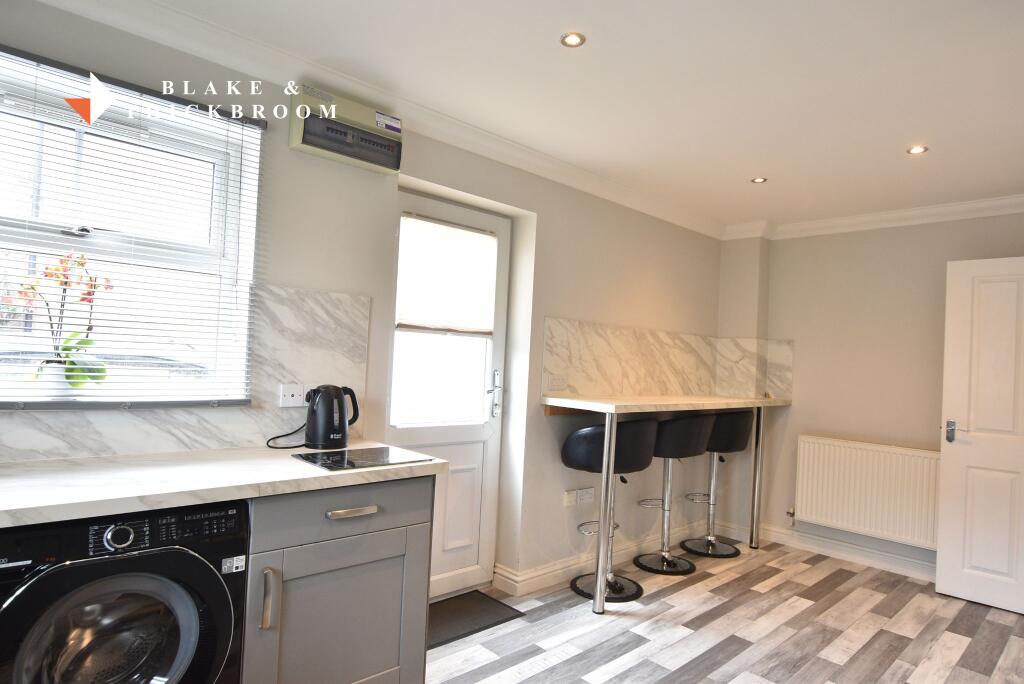 KITCHEN/BREAKFAST ROOM
