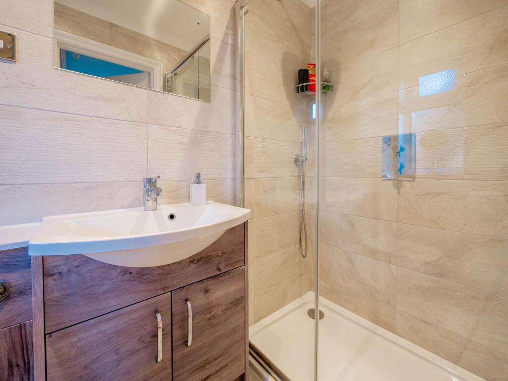 Ensuite to Bed 1