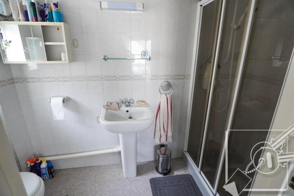 EN-SUITE SHOWER ROOM: