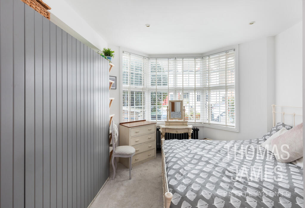 Kingsley Road, spacious bedroom with large bay 