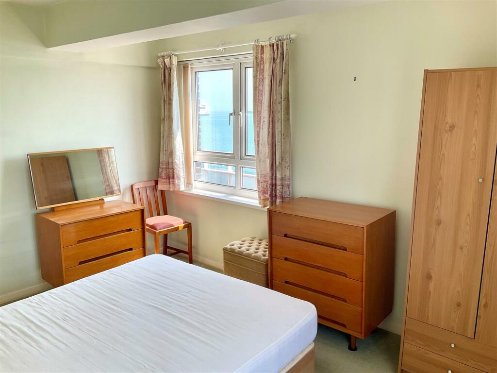 bedroom 1 pic1.jpg