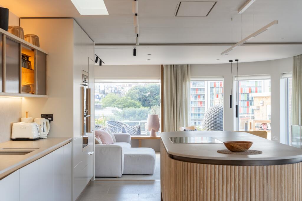 The Penthouse, Brist