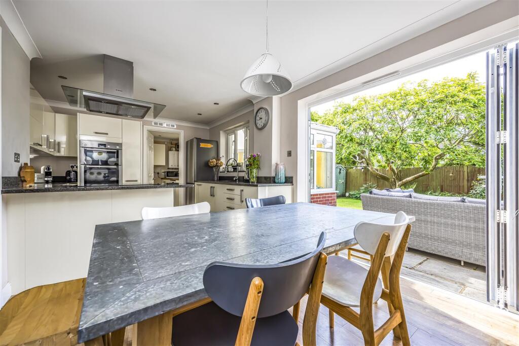 22 Fraser Gardens, Southbourne-PorticoMarketing-Ne