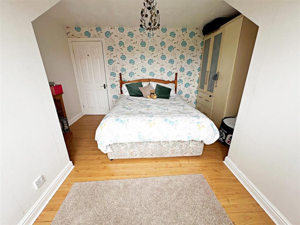 BEDROOM 2