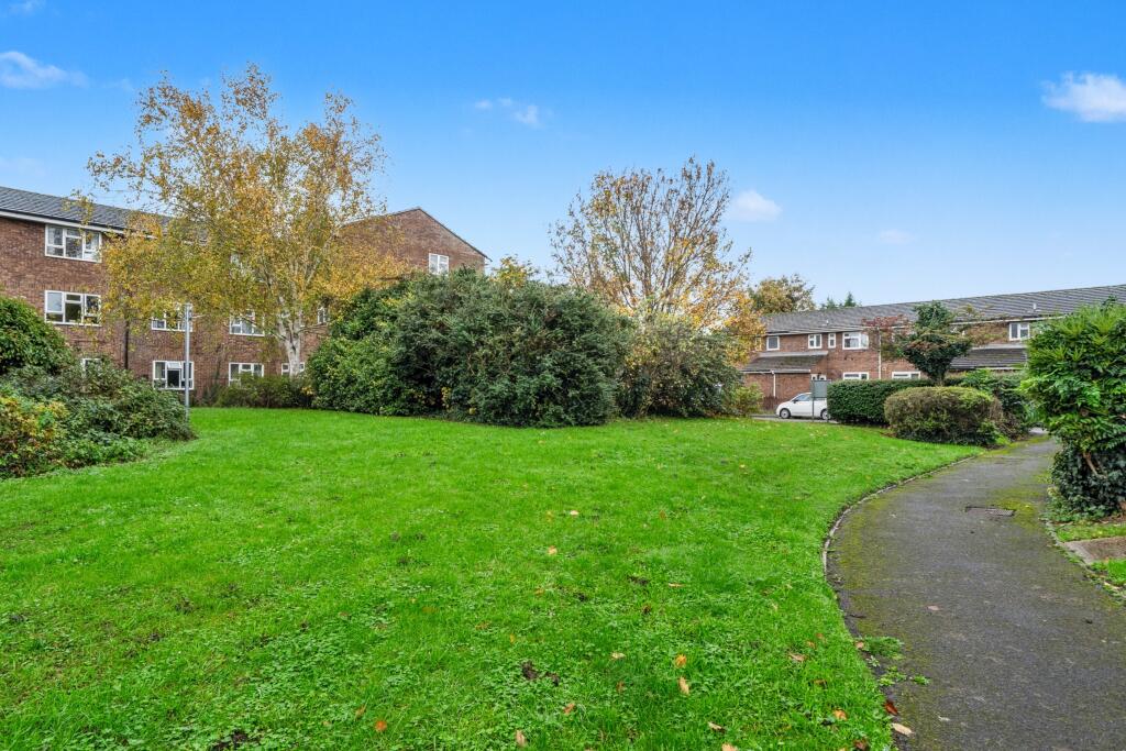 Flat 77 New Road, Datchet, Slough,SL3 9JA
