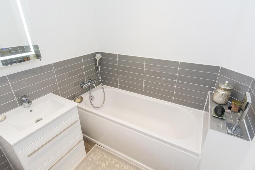 Family Bathroom Photo One