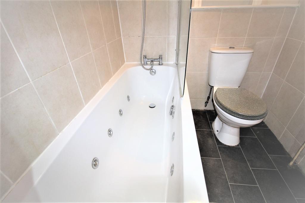 BATHROOM2.JPG