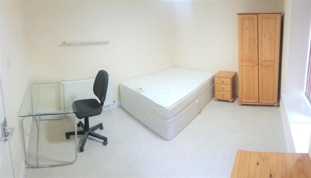 Bright, neatly presented bedroom with neutral d...