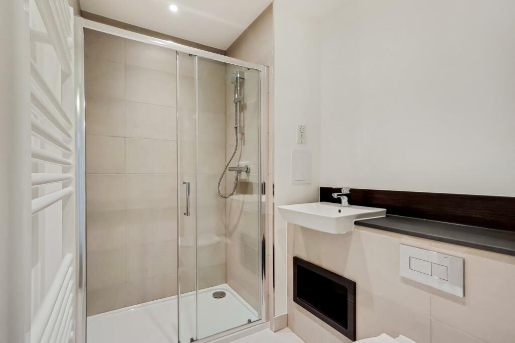 EN-SUITE SHOWER ROOM
