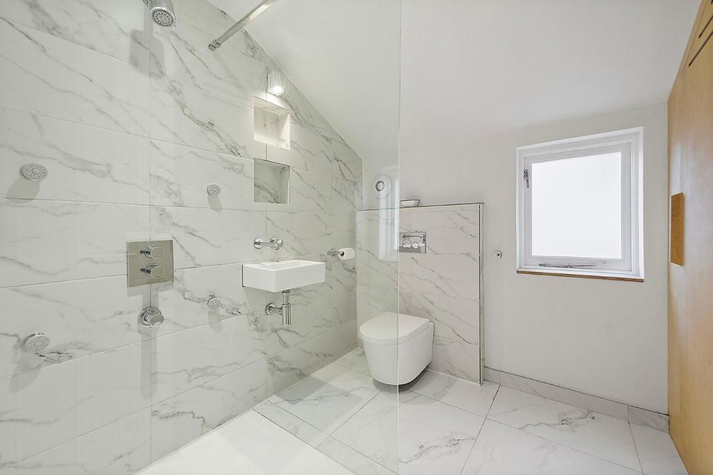 Bathroom (2).jpg