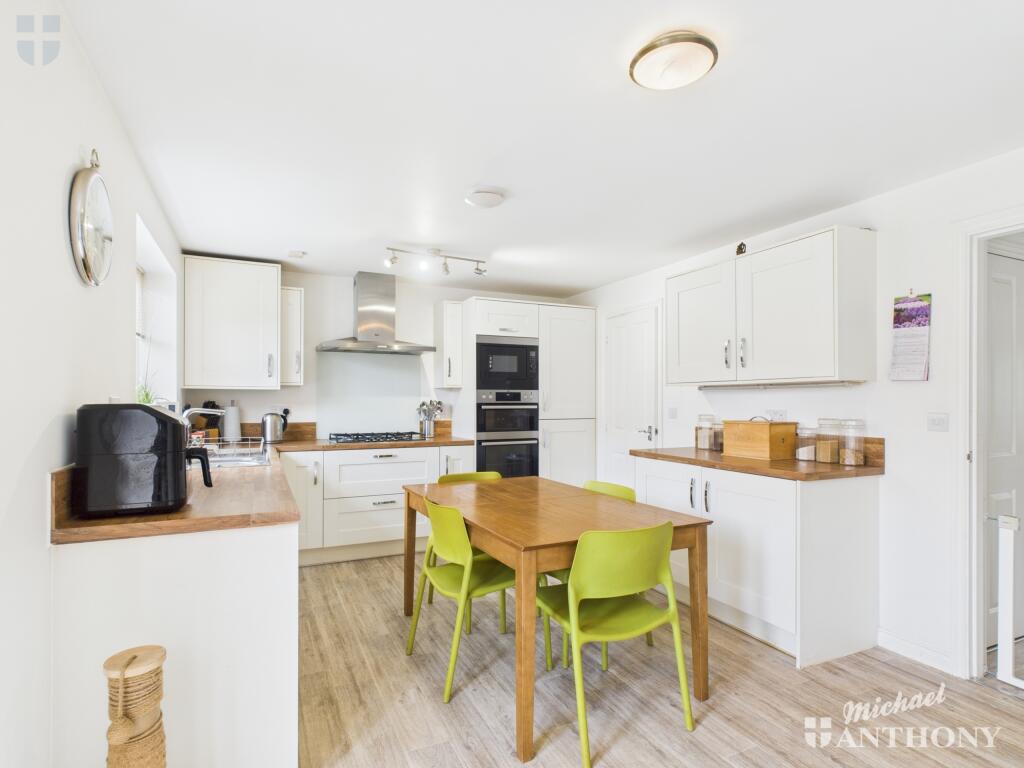 CAM03218G0-PR0613-STILL001