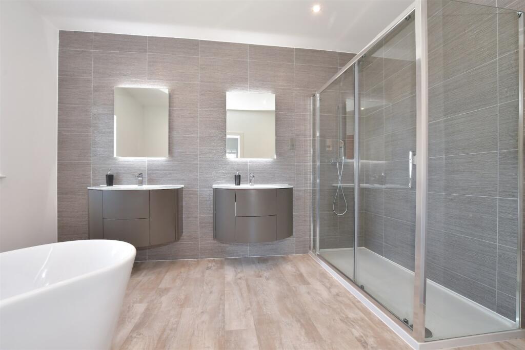 En-Suite Bathroom