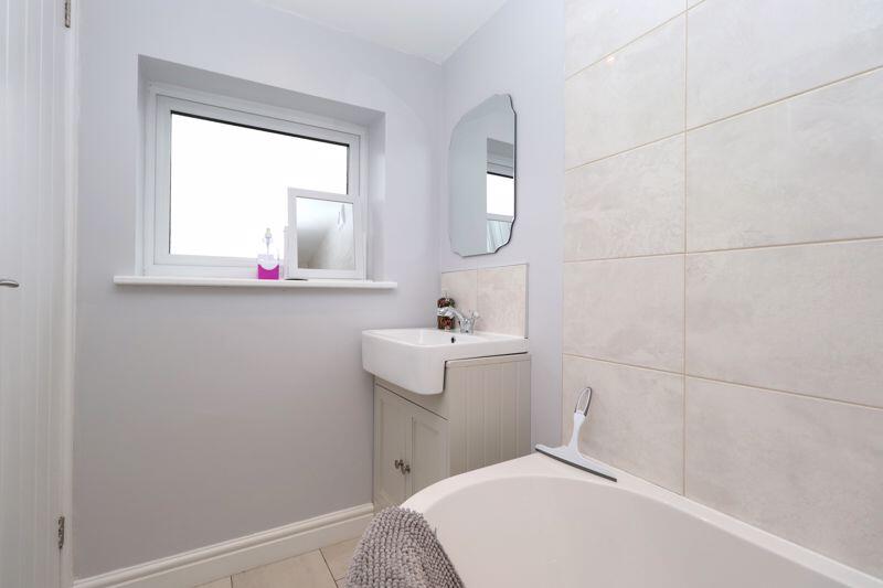 En-Suite Bathroom (Bedroom 1)